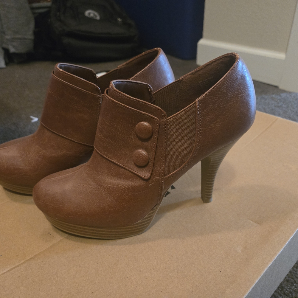 FIONI Clothing Brown Heeled Boots Elegant Design